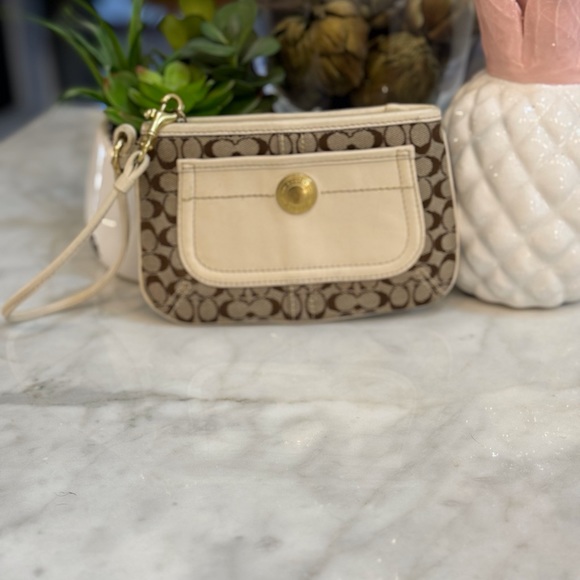 Coach Handbags - 🤍🤎COACH SIGNATURE CANVAS WRISTLET!